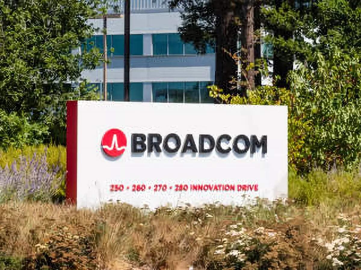 Broadcom’s $230 billion AI opportunity: Buy, Sell or Hold on the AVGO stock?