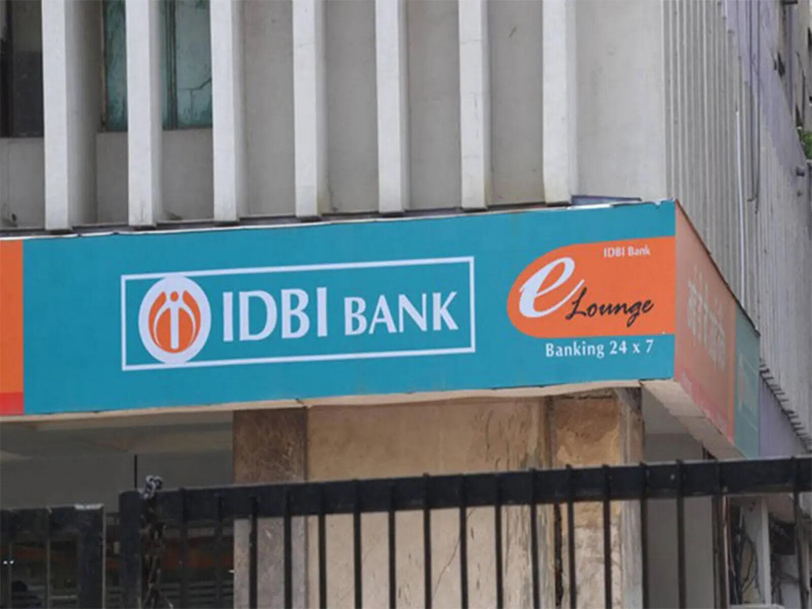 IDBI Bank shares crash 11% amid price concerns as Fairfax deal moves closer
