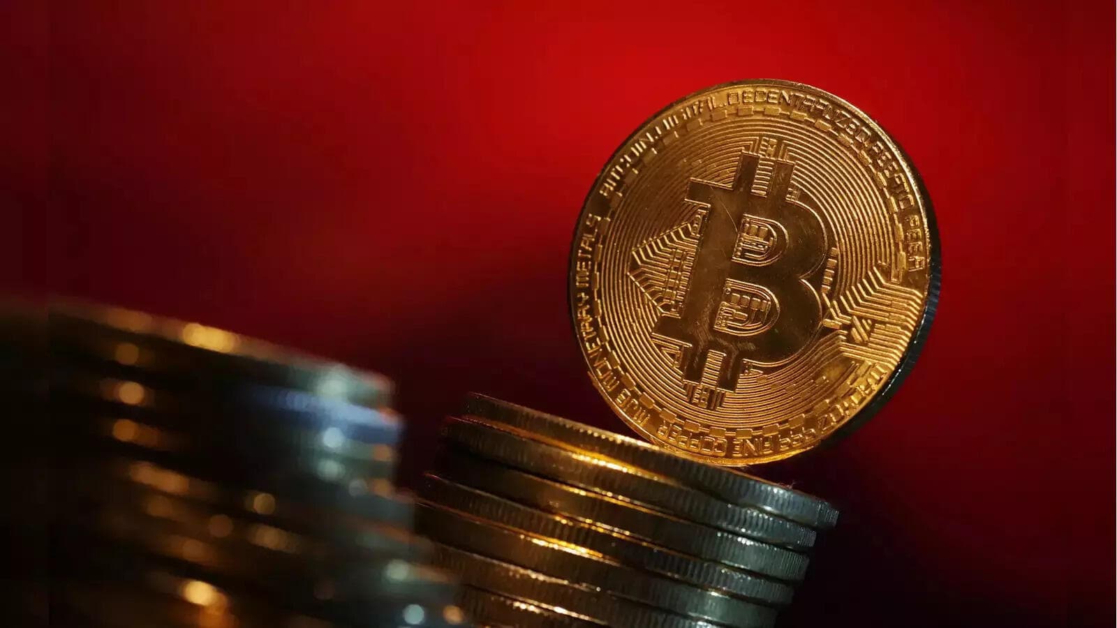 Bitcoin holds near $77,700 as ETF outflows signal fading support at higher levels